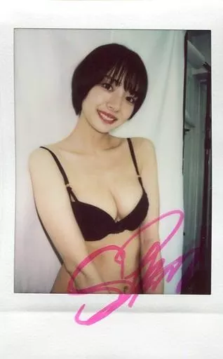 駿河屋 -<中古>☆岡田紗佳/直筆サイン入り・上半身・下着黒・両手下
