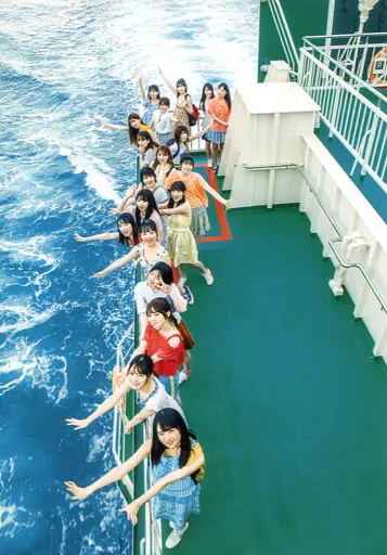 集合(19人）/全身・両手パー・左向き・船上/日向坂46 ファースト写真集「立ち漕ぎ」発売記念ブロマイド