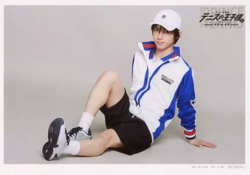 阿久津仁愛(越前リョーマ)/横型・全身・ジャージ・座り・キャラクターショット/ミュージカル『テニスの王子様』3rdシーズン全国大会 青学vs氷帝 座席抽選アナザー生写真