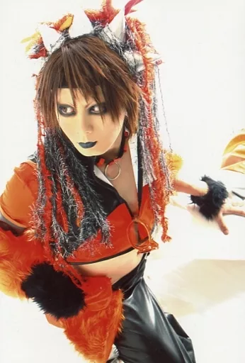 MASATOさん(UCHUSENTAI:NOIZ/宇宙戦隊NOIZ) チェキ⑤ 駿河屋 -<中古>宇宙戦隊NOIZ/MASATO/上半身・衣装オレンジ黒