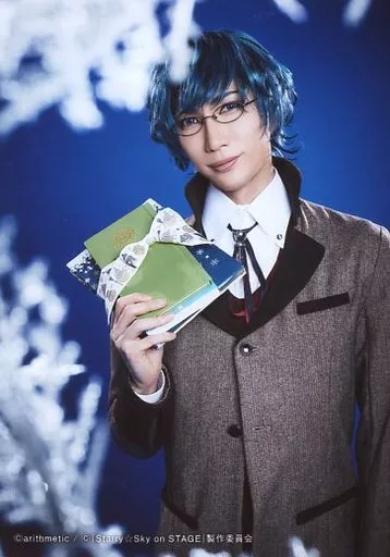 丸山ナオ(水嶋郁)/上半身・背景青・キャラクターショット/「『Starry☆Sky on STAGE』 SEASON2 ~星雪譚 ホシノユキタン~」トレーディングブロマイド