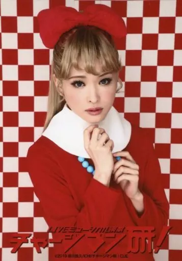 星元裕月(泉キャロン)/上半身・衣装赤・両手曲げ・右向き・背景赤白・キャラクターショット/LIVEミュージカル演劇「チャージマン研」ブロマイド ノーマルshot
