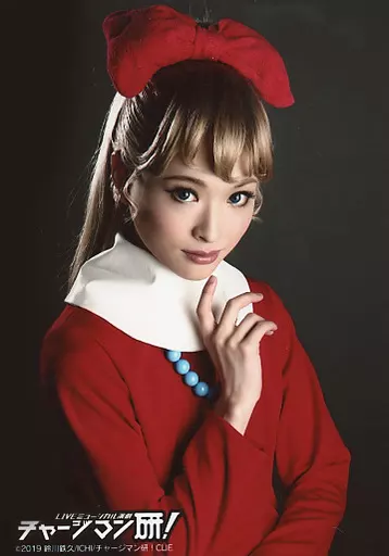 星元裕月(泉キャロン)/上半身・衣装赤・両手曲げ・右向き・口閉じ・背景グレー・キャラクターショット/LIVEミュージカル演劇「チャージマン研」ブロマイド ヒーローshot