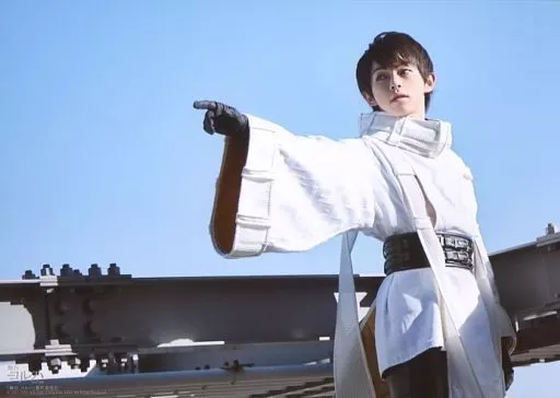 佐藤智広(ワカバ)/横型・膝上・右手伸ばし・キャラクターショット・2Lサイズ/舞台「ヨルハ ver1.3aa」ランダムブロマイド