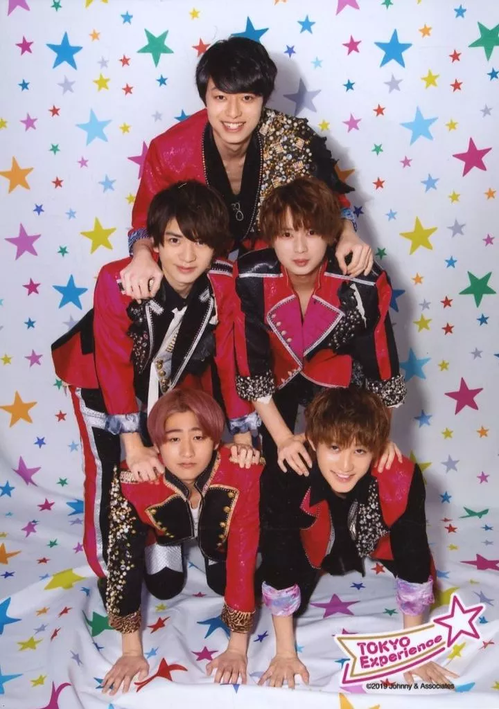 HiHi Jets/集合(5人)/全身・衣装赤・黒・白・肩に手・背景星柄/「ジャニーズ銀座2019 Tokyo Experience」オリジナルフォト