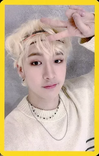 Stray Kids/Bang Chan(バンチャン)/バストアップ・衣装白・左手ピース・頭・背景グレー・枠黄/CD「Cle 2 ： Yellow Wood」封入特典QRフォトカード