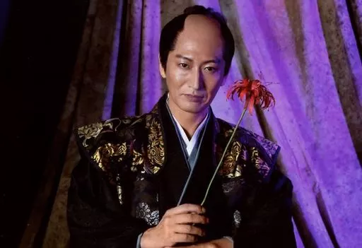 萩野崇(坂口)/横型・上半身・花・背景紫/映画「死神遣いの事件帖 -傀儡夜曲-」ブロマイドセットC