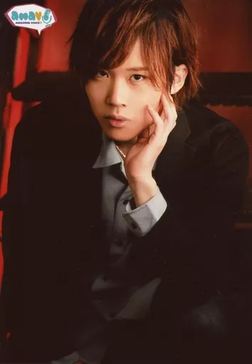 駿河屋 -<中古>小松昌平/上半身・衣装黒・水色・左手頬・背景赤/amavo