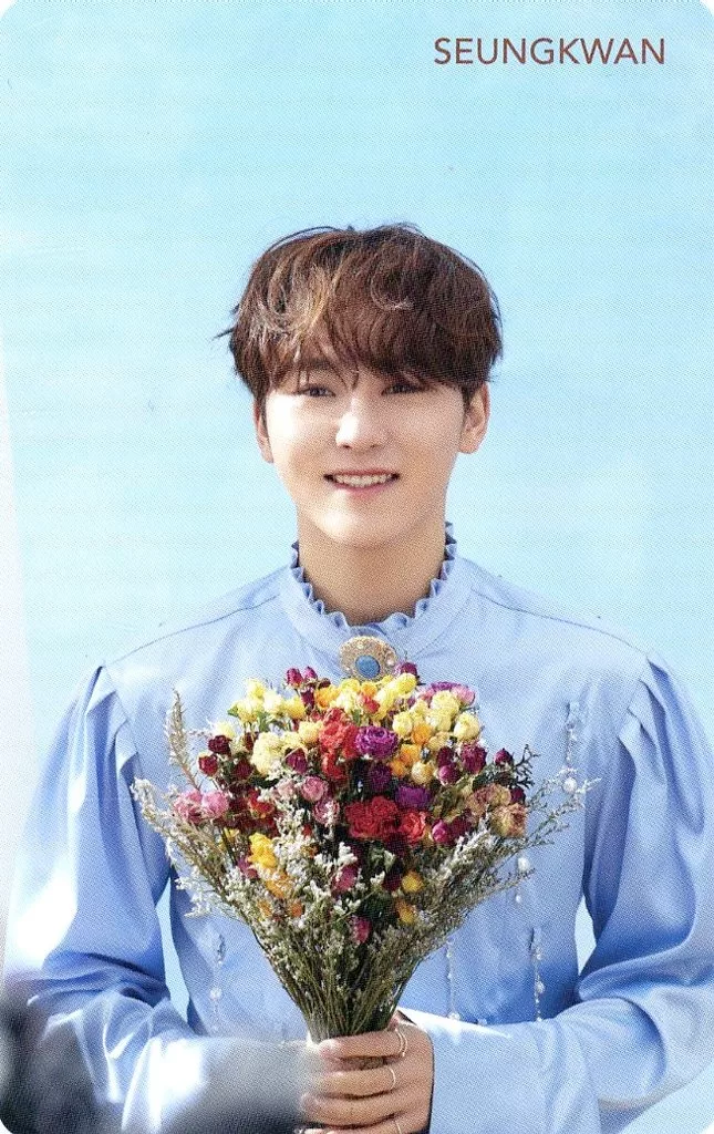 SEVENTEEN/SEUNGKWAN(スングァン)/上半身・衣装青・両手花束・背景空/CD「JAPAN 2ND SINGLE『舞い落ちる花びら(Fallin’ Flower)』」SEVENTEEN×HMV Thanksキャンペーン特典オリジナルスペシャルフォトカード