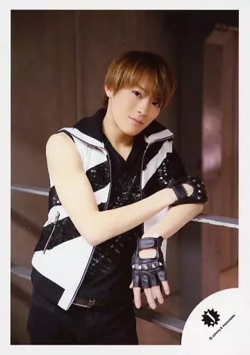 Travis Japan/松倉海斗/膝上・衣装黒.白・左手手すり・右手左腕・寄りかかり/「Endless SHOCK」グッズオフショット/公式生写真