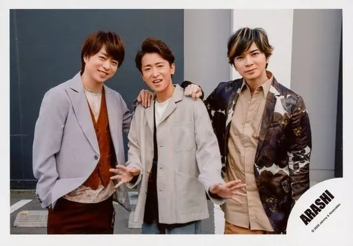 駿河屋 -<中古>嵐/櫻井翔・大野智・松本潤/横型・膝上・大野両手パー