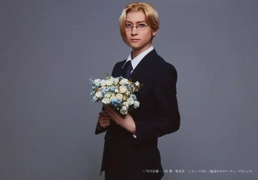 山本一慶(ルイス・ジェームズ・モリアーティ)/横型・花束・背景グレー・キャラクターショット/ミュージカル「憂国のモリアーティ」Op.2 -大英帝国の醜聞- ランダムブロマイド