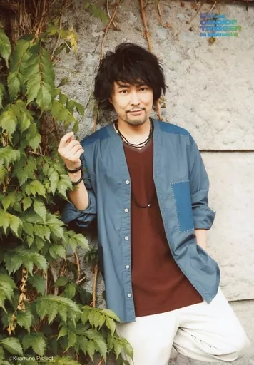 吉野裕行/膝上・衣装茶・青・右手上げ・左足曲げ・植物/「Kiramune Presents HIROYUKI YOSHINO 5th Anniversary Live “オモイデトリガー”」ブロマイドセット・C