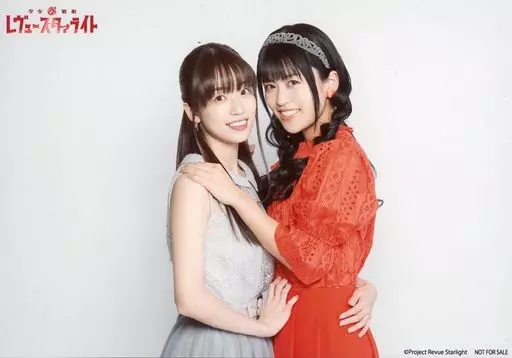 スタァライト九九組/富田麻帆(天堂真矢)・相羽あいな(西條クロディーヌ)/横型・膝上・衣装グレー・赤・背景白・「少女☆歌劇 レウ゛ュースタァライト」/CD「再生讃美曲」発売決定記念 きゃにめ期間限定フェア特典ブロマイド