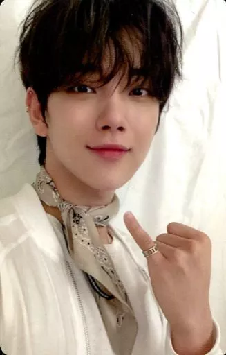 SEVENTEEN/JOSHUA(ジョシュア)/バストアップ・小指立て・裏面赤・ベージュ/CD「JAPAN 2ND MINI ALBUM『24H』(通常盤)」封入特典フォトカードD