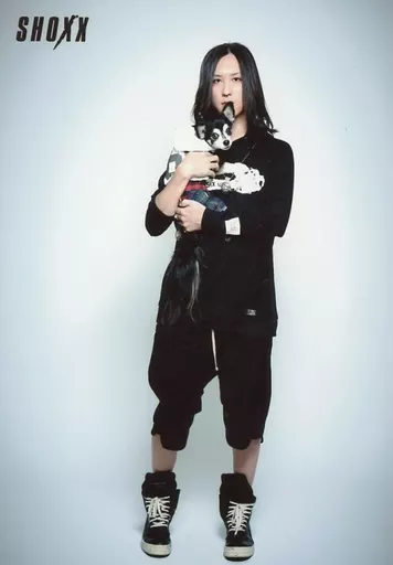 RUKA SHOXX サイン RUKA 本 駿河屋 -<中古>ナイトメア/RUKA/全身・衣装黒・両手犬抱え・背景