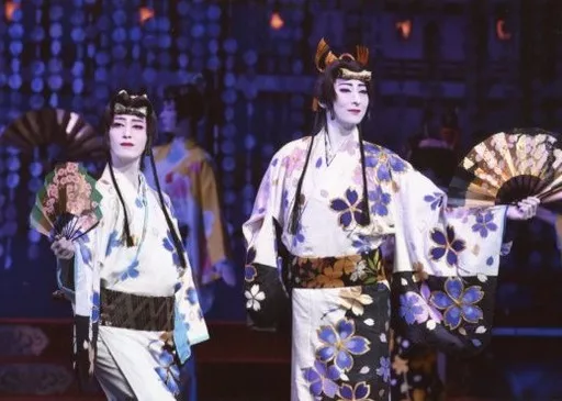 宝塚歌劇団(月組)/珠城りょう・月城かなと/ライブフォト・横型・膝上・2Lサイズ/月組東京公演『WELCOME TO TAKARAZUKA -雪と月と花と-』『ピガール狂騒曲』舞台写真