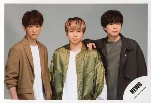 NEWS公式写真 駿河屋 -<中古>NEWS/集合(3人)/横型・上半身/NEWS アーティスト