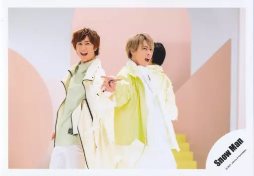 Snow Man/阿部亮平・宮舘涼太/横型・膝上/シングル「HELLO HELLO」MV＆ジャケ写オフショット/公式生写真