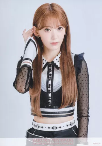 宮脇咲良　生写真 駿河屋 -<中古>宮脇咲良/顔アップ・衣装黒.青/宮脇咲良 卒業