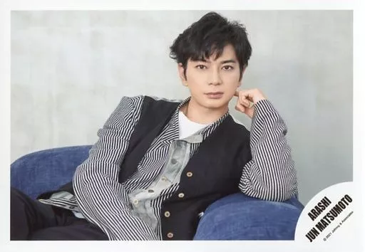 駿河屋 -<中古>嵐/松本潤/横型・膝上/松本潤 アーティスト写真