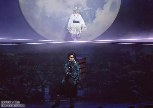 小林亮太(竈門炭治郎)・阿久津仁愛(累)/ライブフォト・横型・全身・キャラクターショット・2Lサイズ/舞台「『鬼滅の刃』其ノ弐 絆」舞台写真