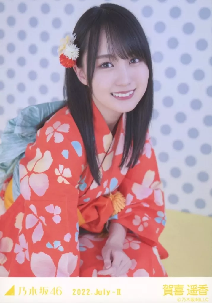乃木坂46 賀喜遥香 浴衣 2022 乃木坂46賀喜遥香、浴衣姿で枕にもたれ