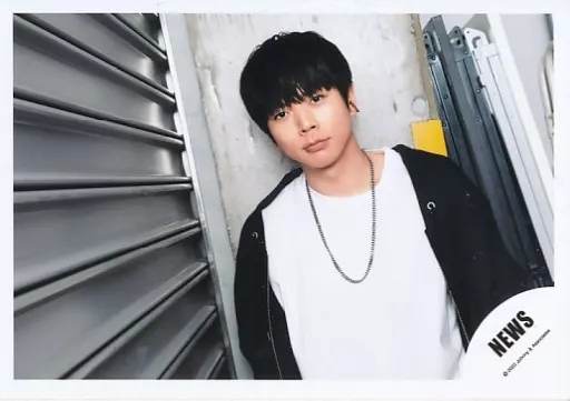 NEWS公式写真 生写真(ジャニーズ)/アイドル/NEWS NEWS/集合(4人)/横型・膝上・衣装黒