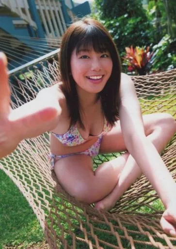 駿河屋 -<中古>稲村亜美/稲村亜美 1st写真集「どまんなか」発売