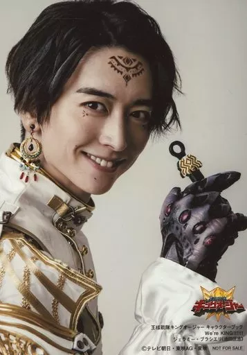 池田匡志(ジェラミー・ブラシエリ)/キャラクターショット/ムック「王様戦隊キングオージャー キャラクターブック We’re KING!!!!!!」楽天ブックス特典生写真