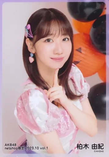 生写真(AKB48・SKE48)/アイドル/AKB48　柏木由紀(柏木・アナゴ)/上半身・衣装銀・両手下・ネックレス/「キャバすか学園 DVD-BOX」・「キャバすか学園 Blu-ray BOX」封入特典オフショット生写真 41ZiF8U+E5L._UF350,350_QL50_.jpg