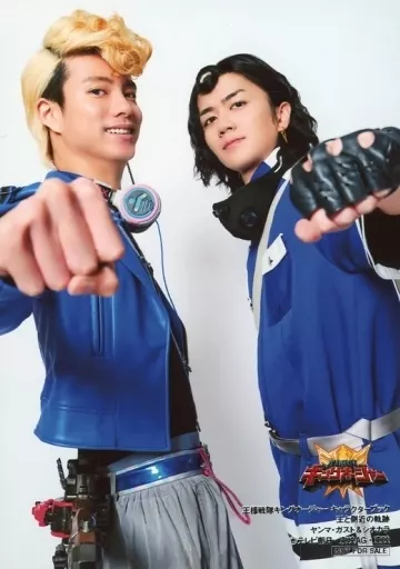 渡辺碧斗(ヤンマ・ガスト)・千綿勇平(シオカラ)/ムック「王様戦隊キングオージャー キャラクターブック 王と側近の軌跡」アニメイト特典生写真