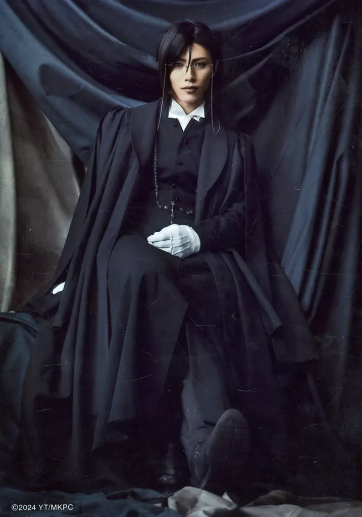 生写真(男性)/俳優　立石俊樹(セバスチャン・ミカエリス)/座り・キャラクターショット/ミュージカル「黒執事 ～寄宿学校の秘密 2024～」ブロマイド(教師服)