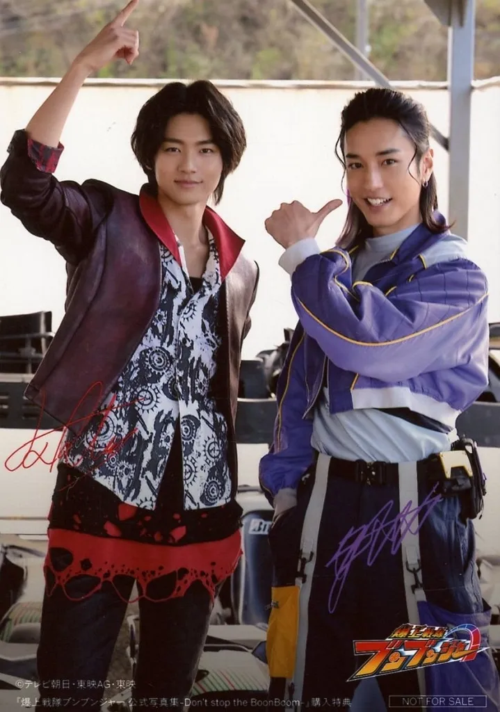 井内悠陽(範道大也)・宮澤佑(焔先斗)/キャラクターショット・印刷サイン入り/「爆上戦隊ブンブンジャー 公式写真集 -Don’t stop the BoonBoom-」一迅社オンラインショップ特典ブロマイド