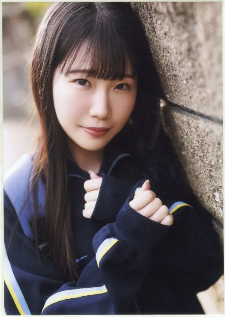 四ッ葉かな/ラミネート加工・A3サイズ/DVD「東北生まれの港町育ち、小柄で純白なカラダと吸い寄せられる瞳が輝く幼な顔は何度もイって潮を吹く 四ッ葉かな 18歳AVデビュー」生写真