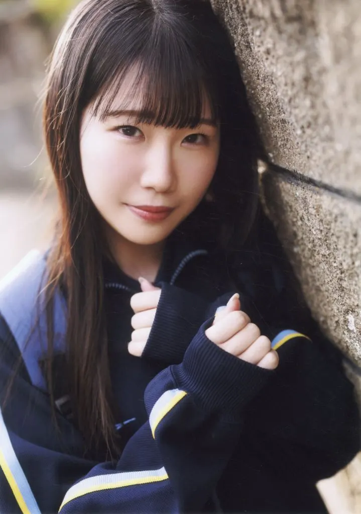 四ッ葉かな/A3サイズ/DVD「東北生まれの港町育ち、小柄で純白なカラダと吸い寄せられる瞳が輝く幼な顔は何度もイって潮を吹く 四ッ葉かな 18歳AVデビュー」生写真