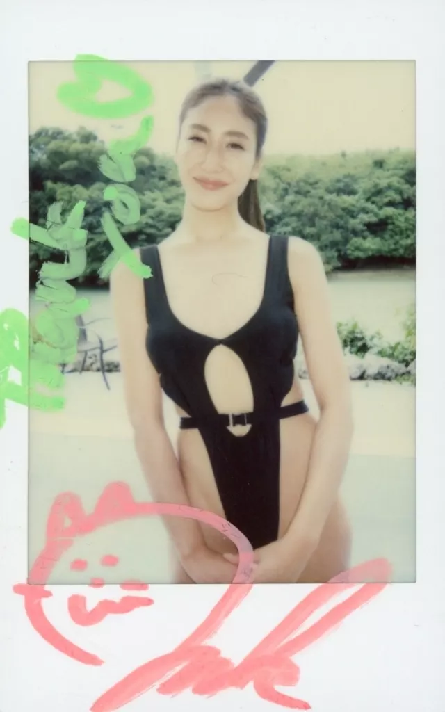 ☆日下真莉萌/直筆サイン、メッセージ入り/DVD「White Vacation」生チェキ