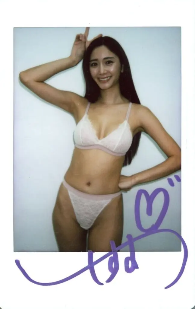 駿河屋 -<中古>☆斎藤恭代/直筆サイン入り/DVD「無敵の女神」生チェキ