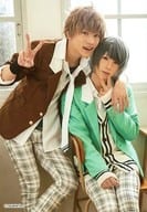 Tomosaki Sato (Minazuki Namida) / Sasabaa (Kanna Tsukiiku) / Kneecap / Sit / Costume green / Tea / Peace / Class / Character Actor shot / 「 2.5 dimensional dance live 『 Tsukiuta. 』 stage 」 Tsukiste. Animate Character Actor goods corner 「 Tsukiste. BACKSTAGE STORE in recommended mono 」 trading bromide.