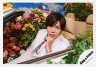 King & Prince / Yuta Jinguji Temple / horizontal, upper body, sitting, costume white, left hand chin, car, flower, sky / single "Memorial" MV & Jacque shooting off-shot / official Official photo
