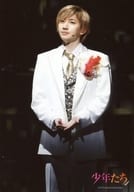 SixTONES / Kyomoto Taiga / Live Photo / Knee-Up / Costume White / Both Hands Layered / Left Facing / "Boys to be!" Stage Photo 1