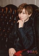 SixTONES / Kyomoto Taiga / Knee-up, sitting, costume black, left hand chin, left facing / "Shonen To be!" original photo