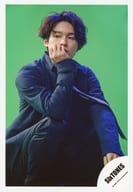 SixTONES / Hokuto Matsumura / Above-the-knee ・ Crouching ・ Costume Black ・ Right Hand Face ・ Background Green / Single "NAVIGATOR" MV & Jacque-shot Off-shot / Official Official photo