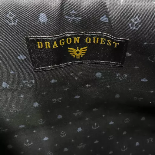 バッグ　ロゴ(紋章) リュック 「ドラゴンクエストXI 過ぎ去りし時を求めて」 SQUARE ENIX CAFE限定 駿河屋 -<中古>ロゴ(紋章) リュック 「ドラゴンクエストXI