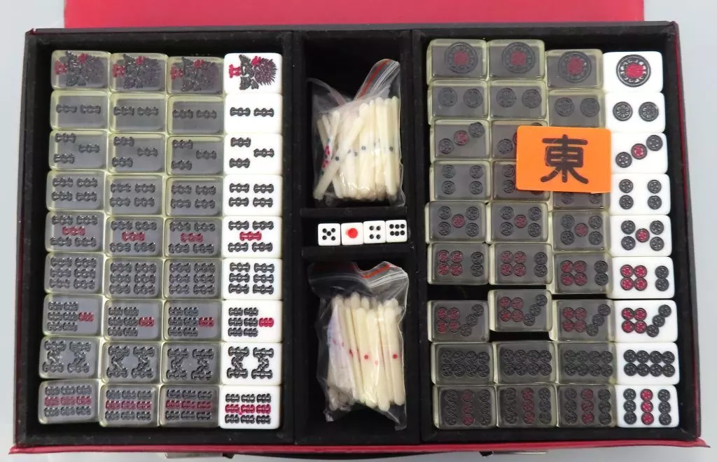 ボードゲーム 闘牌伝説アカギ ～闇に舞い降りた天才～ 鷲巣麻雀牌 Amazon.co.jp: 闘牌伝説アカギ～闇に舞い降りた天才～ 鷲巣麻雀牌