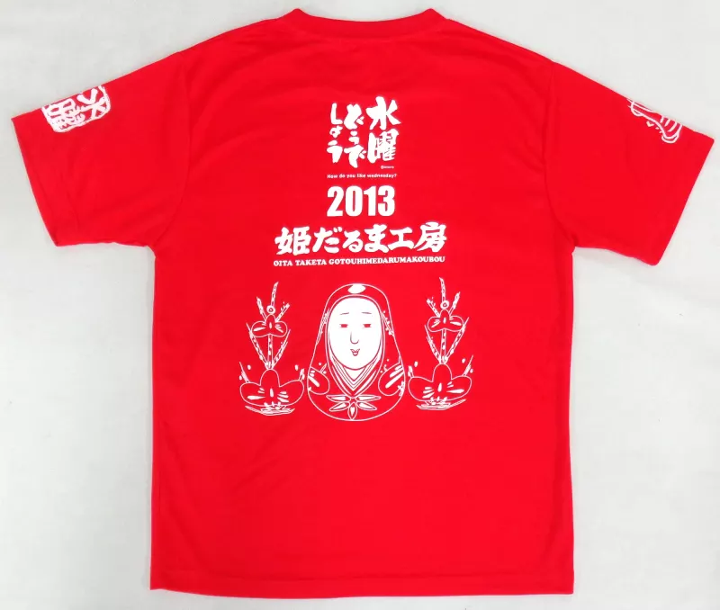 HTB 姫だるま工房×水曜どうでしょう Tシャツ 2013XL 赤黒 駿河屋 -<中古>Tシャツ2013 レッド Lサイズ 「姫だるま工房×水曜