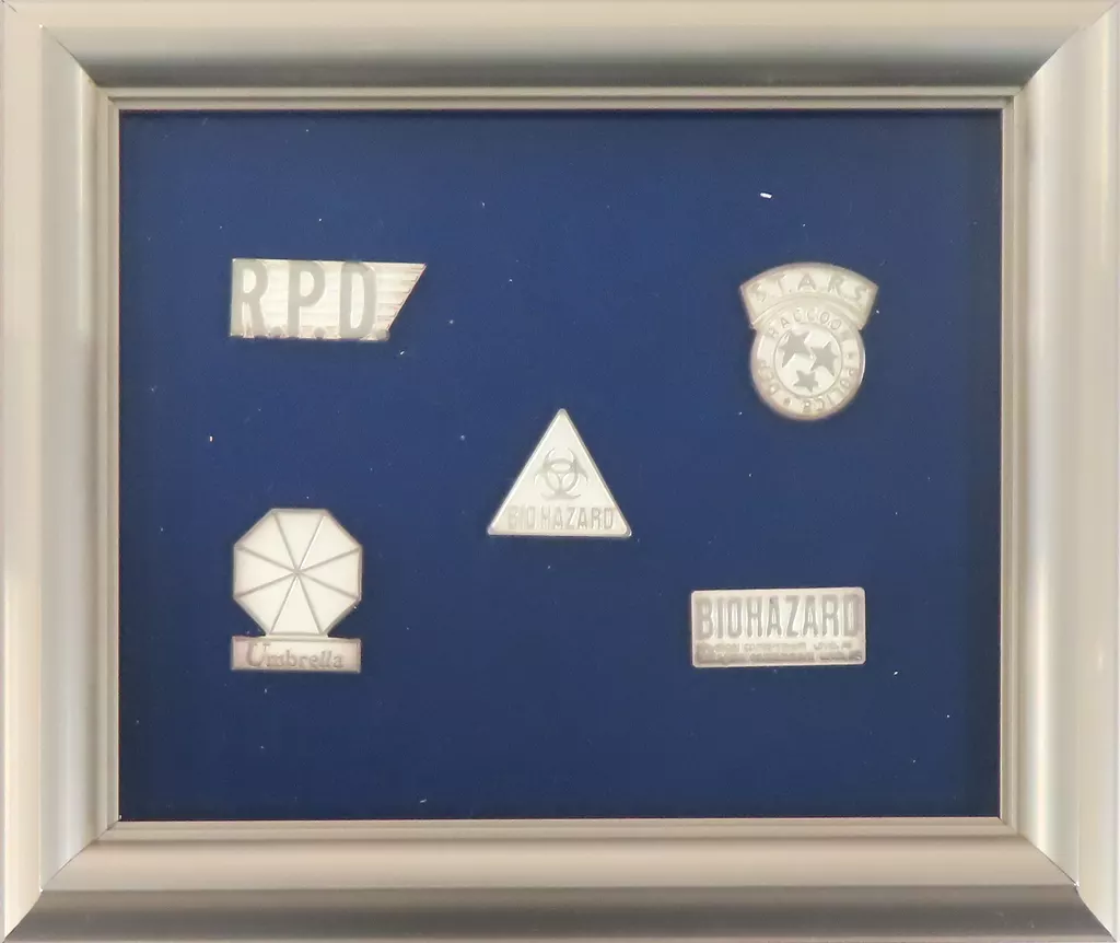 バイオハザード シルバーピンズ 駿河屋 -<中古>[破損品] ロゴ シルバーピンズ(5個セット) 「バイオ