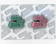 嵐 バッジ (2個セット) 「ARASHI EXHIBITION “JOURNEY” 嵐を旅する展覧会」 Key Visual ＆ Logo Design Collection