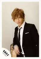 A.B.C-Z/橋本良亮/上半身・衣装白黒・ネクタイ・体斜め左向き・目線正面/「15初夏 コンサート」パンフ＆グッズ撮影オフショット/公式生写真