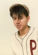 チェッカーズ/藤井フミヤ/上半身・衣装白・胸元に「P」・帽子・サイズ(130×180)/生写真